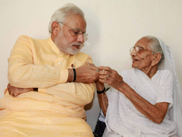 ತಾಯಿ ಭೇಟಿ ಮಾಡಿದ ಮೋದಿ