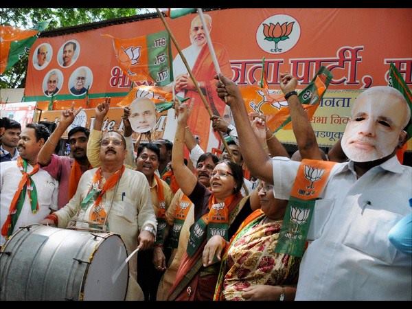 ದೇಶದ ಹಲವೆಡೆ ದಿನವಿಡಿ ಸಂಭ್ರಮಾಚರಣೆ