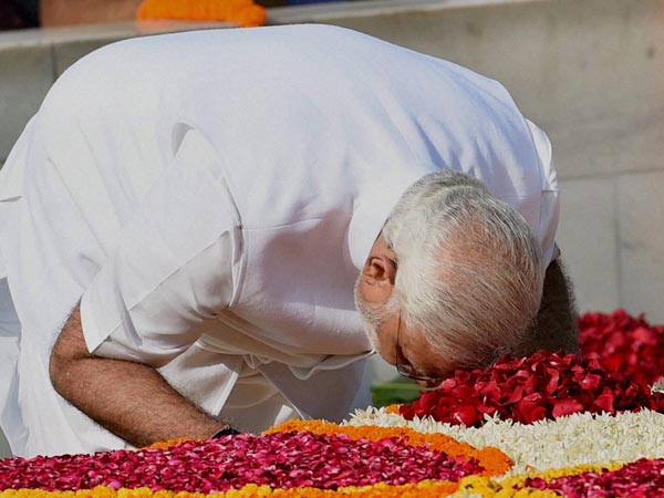 ರಾಜ್ ಘಾಟ್ ನಲ್ಲಿ ನರೇಂದ್ರ ಮೋದಿ 