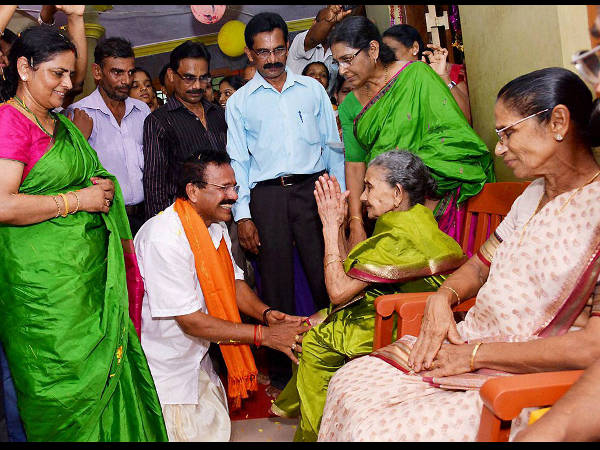 ಡಿವಿಎಸ್ ಗೆ ತಾಯಿ ಕಮಲ ಅವರ ಆಶೀರ್ವಾದ