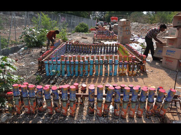 ಪ್ರಮಾಣವಚನ ಸಮಾರಂಭಕ್ಕಾಗಿ ಪಟಾಕಿ