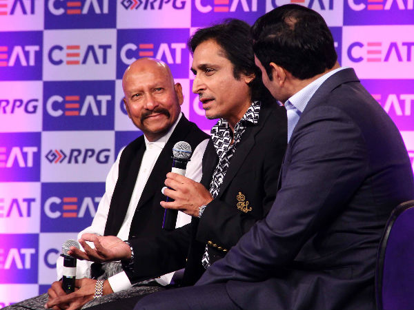 ಸಂಭಾಷಣೆ ನಿರತ ಪ್ರಶಸ್ತಿ ವಿಜೇತ ಕಿರ್ಮಾನಿ 