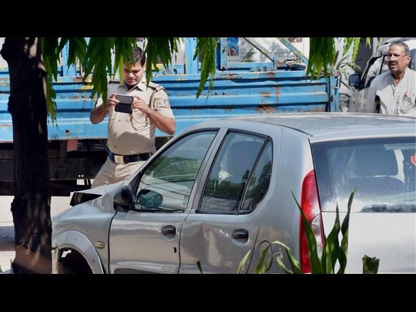 ಮುಂಡೆ ಅವರ ಕಾರಿಗೆ ಗುದ್ದಿದ ಕಾರು