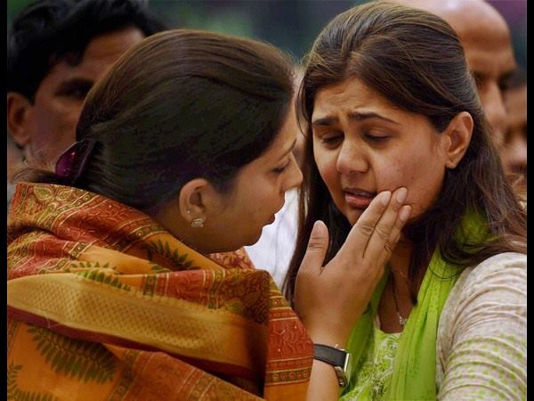 ಮುಂಡೆ ಪುತ್ರಿ ಸಂತೈಸುತ್ತಿರುವ ಸ್ಮೃತಿ ಇರಾನಿ