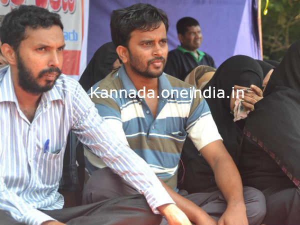 ಸಚಿವರ ಮನೆ ಮುಂದೆ ಧರಣಿ
