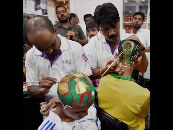 ಕೋಲ್ಕತ್ತಾಕ್ಕೂ ಹಬ್ಬಿದ ಫುಟ್ಬಾಲ್ ಹೇರ್ ಸ್ಟೈಲ್ ಕೋಲ್ಕತ್ತಾಕ್ಕೂ ಹಬ್ಬಿದ ಫುಟ್ಬಾಲ್ ಹೇರ್ ಸ್ಟೈಲ್