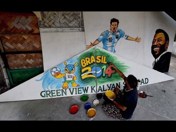 ಕೋಲ್ಕತ್ತಾದ ಗೋಡೆಗಳಲ್ಲಿ ಫುಟ್ಬಾಲ್ ರಂಗು ಕೋಲ್ಕತ್ತಾದ ಗೋಡೆಗಳಲ್ಲಿ ಫುಟ್ಬಾಲ್ ರಂಗು