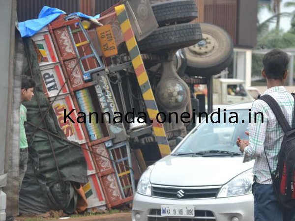 ಸರ್ಕಲ್ ನಲ್ಲಿ ಉರುಳಿ ಬಿದ್ದ ಲಾರಿ