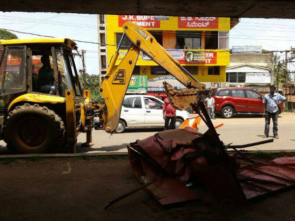 ಮೂರು ಫ್ಲೈಓವರ್ ಕೆಳಗಿದ್ದ ಅಂಗಡಿಗಳು
