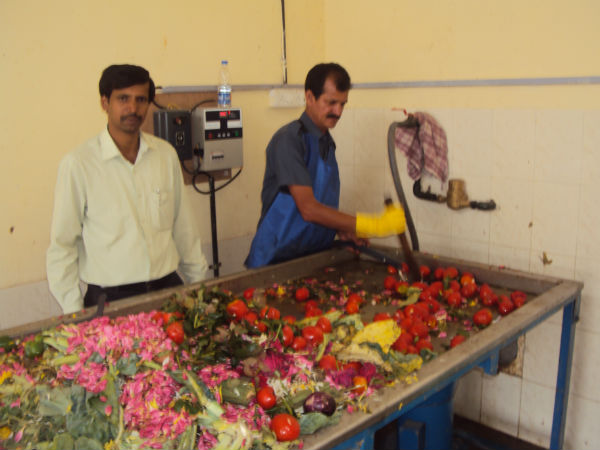  ಬಿಸಿ ನೀರಿನೊಂದಿಗೆ ಹಸಿ ತ್ಯಾಜ್ಯ ಮಿಶ್ರಣ