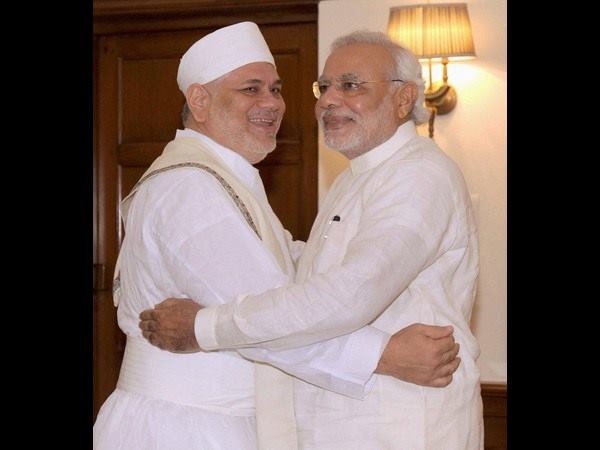 ಪಾರ್ಸಿ ಮುಖಂಡರೊಡನೆ ಮೋದಿ ಅಪ್ಪುಗೆ