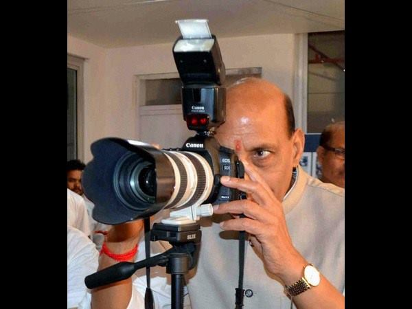 ಗೃಹ ಸಚಿವರು ಸ್ಮೈಲ್ ಪ್ಲೀಸ್ ಎಂದಾಗ