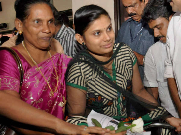 ದಾದಿಯರಿಗೆ ಕೇರಳಿಗರಿಂದ ಹಣ ವಿತರಣೆ