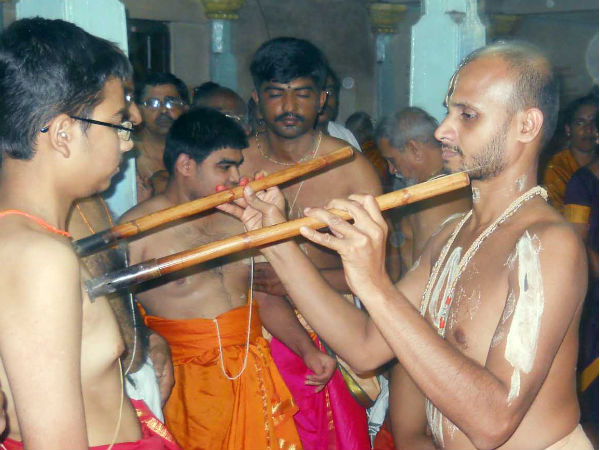 ಅನೇಕ ಕಡೆಗಳಲ್ಲಿ ಮುದ್ರಾಧಾರಣೆ