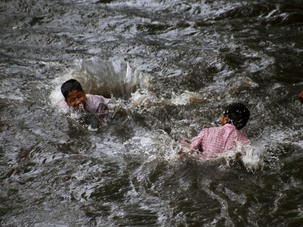 ಮುಂಬೈ ರಸ್ತೆಯಲ್ಲೇ ಈಜುಗೊಳ