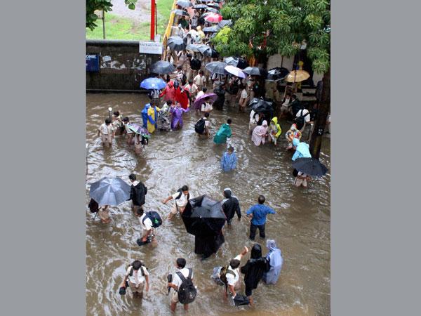 ಮಳೆಯಿಂದಾಗಿ ಒದ್ದೆಯಾಗಿರುವ ಮುಂಬೈನ ಮತ್ತೊಂದು ಚಿತ್ರ