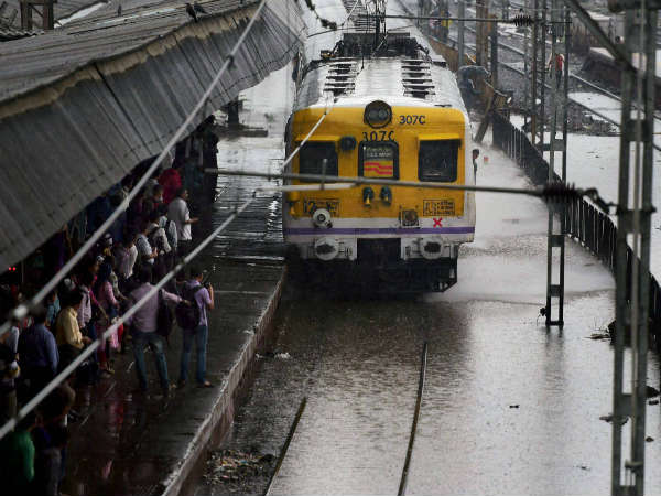 ನಿಧಾನಗತಿಯಲ್ಲಿ ಸಾಗುತ್ತಿರುವ ರೈಲುಗಳು