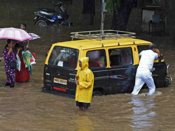 ರಸ್ತೆ ದಾಟಿಸಲು ಟ್ಯಾಕ್ಸಿ ಚಾಲಕನ ಹರಸಾಹಸ