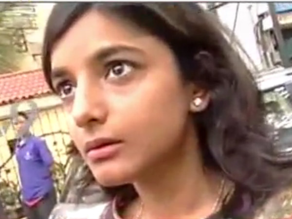  ಕೀ ಎಸೆದು, ಕೋಪಗೊಂಡು ತೆರಳಿದ ಯುವತಿ