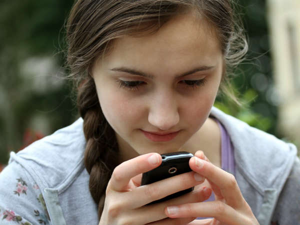 Neck pain, spine damage : Smart yoga for smartphone users