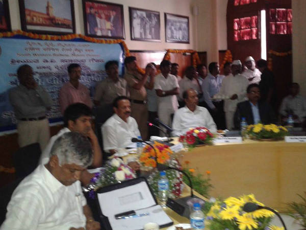 ರೈಲ್ವೆ ಇಲಾಖೆ ಅಧಿಕಾರಿಗಳೊಂದಿಗೆ ಸಭೆ