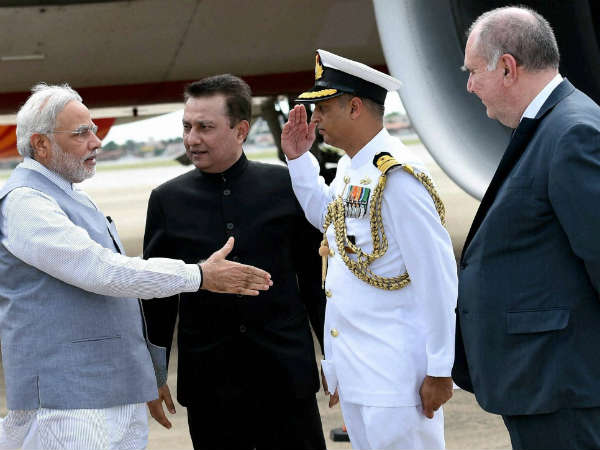 ಹ್ಯಾಂಡ್ ಶೇಕ್ ಮಾಡುವುದೋ, ಸೆಲ್ಯೂಟ್ ಹೊಡೆಯುವುದೋ ಹ್ಯಾಂಡ್ ಶೇಕ್ ಮಾಡುವುದೋ, ಸೆಲ್ಯೂಟ್ ಹೊಡೆಯುವುದೋ