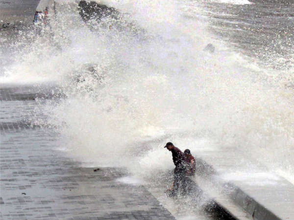 ಕಡಲೇ ಉಕ್ಕಿಬಂದರೂ ಜೀವನ ನಿರಂತರ ಸಾಗುತ್ತಿರಲಿ ಕಡಲೇ ಉಕ್ಕಿಬಂದರೂ ಜೀವನ ನಿರಂತರ ಸಾಗುತ್ತಿರಲಿ