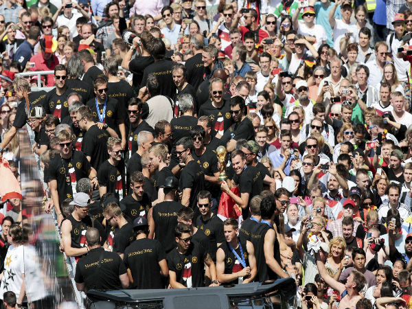 ಅಭೂತಪೂರ್ವ ಸ್ವಾಗತ: ಅಭೂತಪೂರ್ವ ಸ್ವಾಗತ: