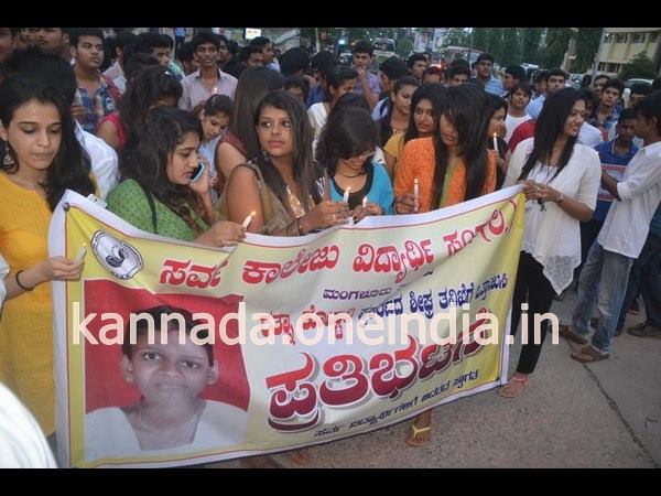 ಮೋಂಬತ್ತಿ ಹಚ್ಚಿ ಪ್ರತಿಭಟನೆ 