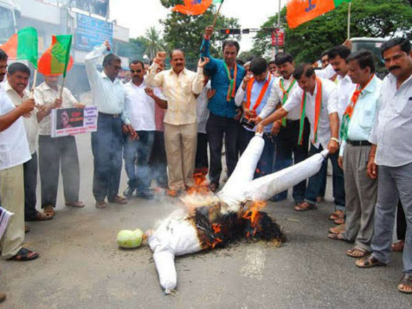 ಮಂಡ್ಯದಲ್ಲಿ ಪ್ರತಿಕೃತಿ ಸುಟ್ಟು ಪ್ರತಿಭಟನೆ