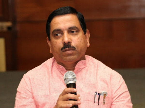 ಮೈ ಪರಚಿಕೊಂಡ ಸಿಎಂ