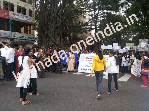 ಎನ್‌ಎಂಕೆಆರ್‌ವಿ ಕಾಲೇಜು ವಿದ್ಯಾರ್ಥಿಗಳ ಪ್ರತಿಭಟನೆ