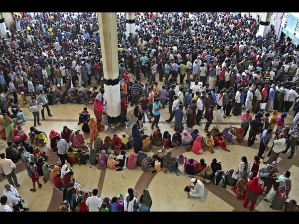  ಬಾಂಗ್ಲಾದೇಶಿ ಮುಸ್ಲಿಮರು ಹಬ್ಬಕ್ಕೆ ಮನೆಗೆ