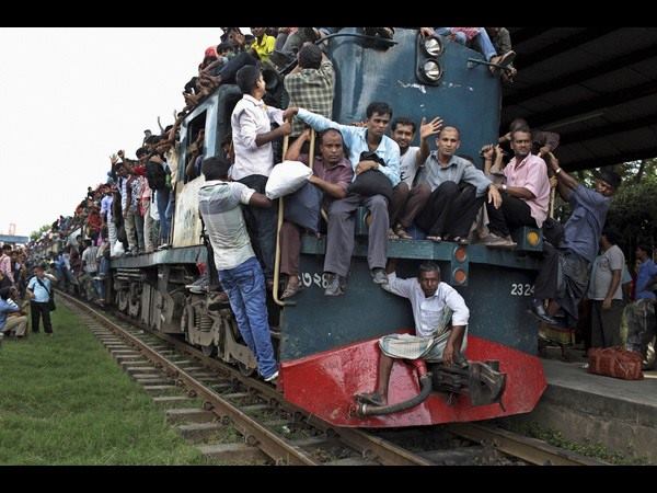 ರೈಲ್ವೆ ಇಂಜಿನ್ ಮೇಲೆ ಹತ್ತಿದ ಮುಸ್ಲಿಮರು