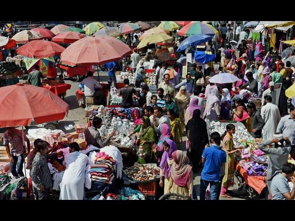 ಶ್ರೀನಗರದ ಲಾಲ್ ಚೌಕ್ ಬಜಾರಿನಲ್ಲಿ 