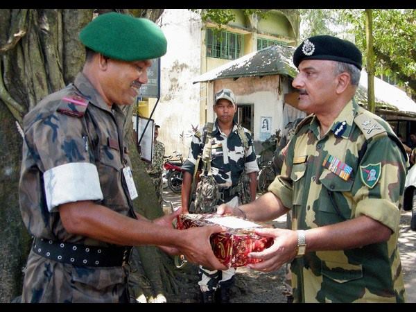 ಗಡಿಭಾಗದಲ್ಲಿ ಈದ್ ಸಂಭ್ರಮ ಹಂಚಿಕೆ