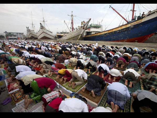 ಜಕಾರ್ತದ ಬಂದರಿನಲ್ಲಿ ಸಾಮೂಹಿಕ ಪ್ರಾರ್ಥನೆ