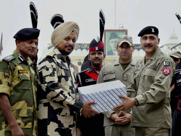 ಪಾಕ್ ಯೋಧರಿಗೆ ಸಿಹಿ ಹಂಚಿಕೆ