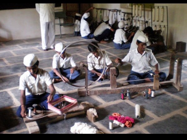 ಗುದ್ಲೆಪ್ಪ ಹಳ್ಳಿಕೇರಿ ಸ್ಮಾರಕ ಪ್ರತಿಷ್ಠಾನ, ಹೊಸರಿತ್ತಿ, ಹಾವೇರಿ