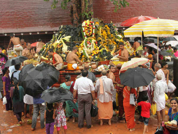 ಮಳೆಯ ನಡುವೆಯೂ ಪೂಜೆ