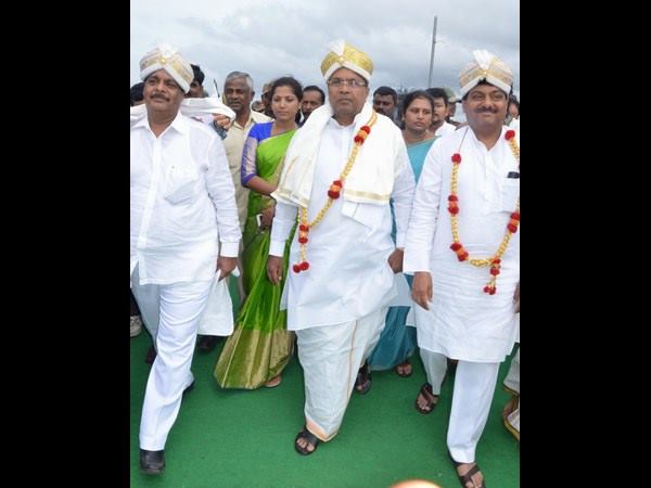 ಬಾಗಿನ ಅರ್ಪಿಸಿದ ನಾಡದೊರೆ