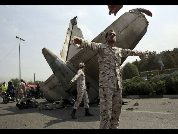 ವಸತಿ ಸಮುಚ್ಚಯಕ್ಕೆ ಡಿಕ್ಕಿ ಹೊಡೆದ ವಿಮಾನ