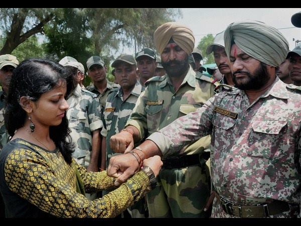 ಯೋಧರಿಗೆ ರಾಖಿ ಕಟ್ಟಿದ ಯುವತಿ