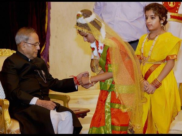 ರಾಷ್ಟ್ರಪತಿಗಳಿಗೆ ರಾಖಿ ಕಟ್ಟಿದ ಮಕ್ಕಳು