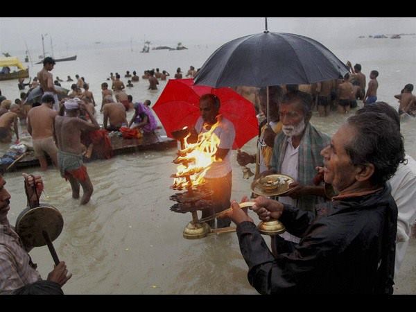 ಸಂಗಮದಲ್ಲಿ ಹುಣ್ಣಿಮೆ ಆರತಿ ಬೆಳಕು