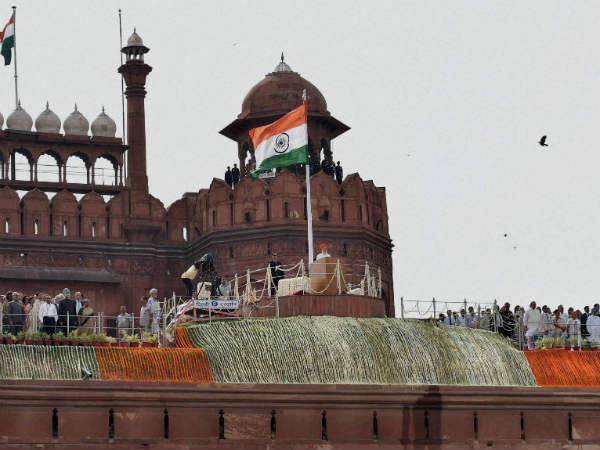 ಕೆಂಪುಕೋಟೆ ಮೇಲೆ ಹಾರಾಡಿದ ರಾಷ್ಟ್ರಧ್ವಜ