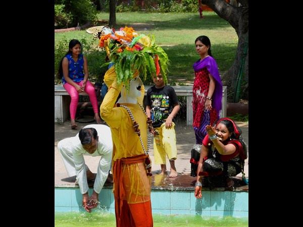ವಸುದೇವ ಹಾಗೂ ಕೃಷ್ಣನ ವೇಷ