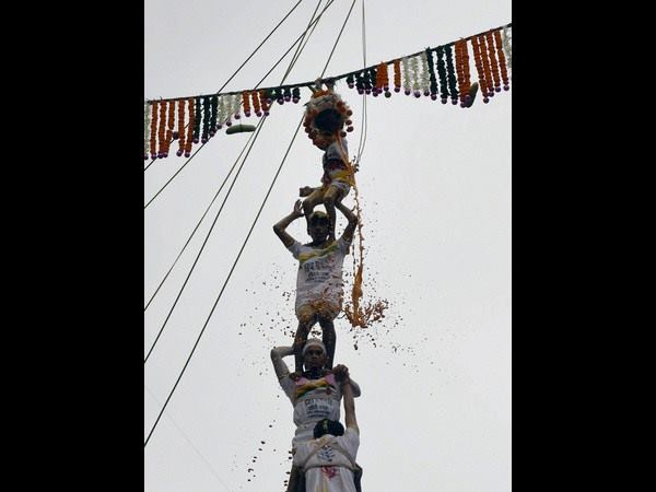 ಮೊಸರು ಕುಡಿಕೆ ಒಡೆಯುವ ಸ್ಪರ್ಧೆ