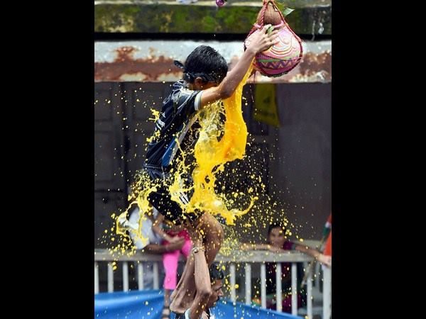 ಮೊಸರು ಕುಡಿಕೆ ಒಡೆಯುವ ಆಟ