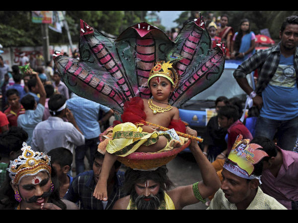 ಢಾಕಾದಲ್ಲಿ ಕೃಷ್ಣನ ಮೆರವಣಿಗೆ